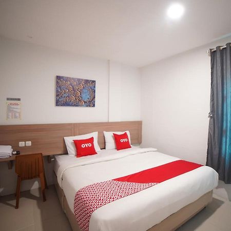 Oyo 90830 Multatuli Guest House Medan Exterior photo