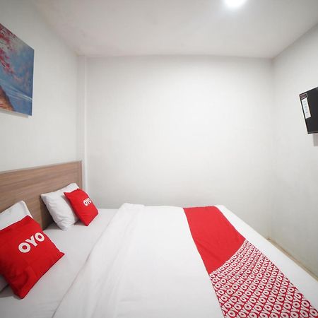 Oyo 90830 Multatuli Guest House Medan Exterior photo