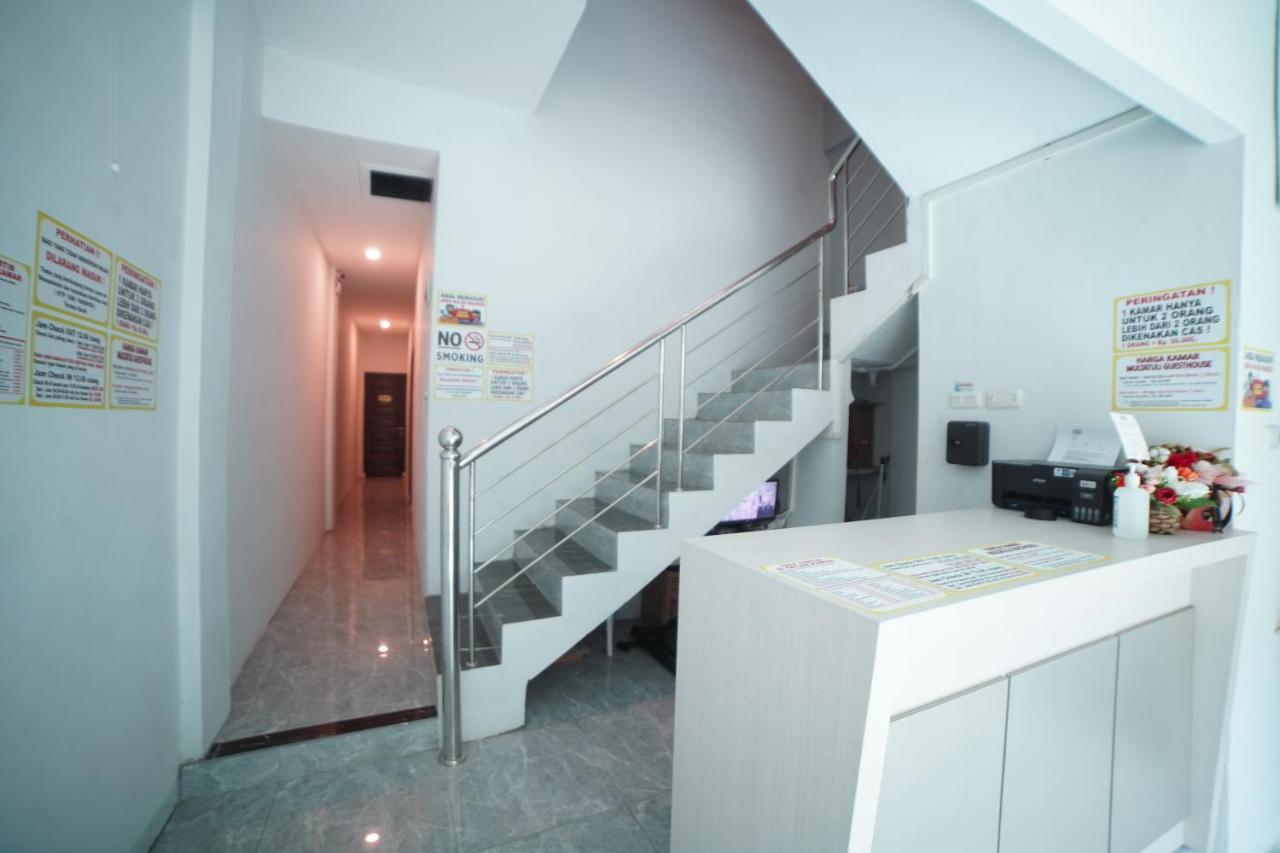 Oyo 90830 Multatuli Guest House Medan Exterior photo