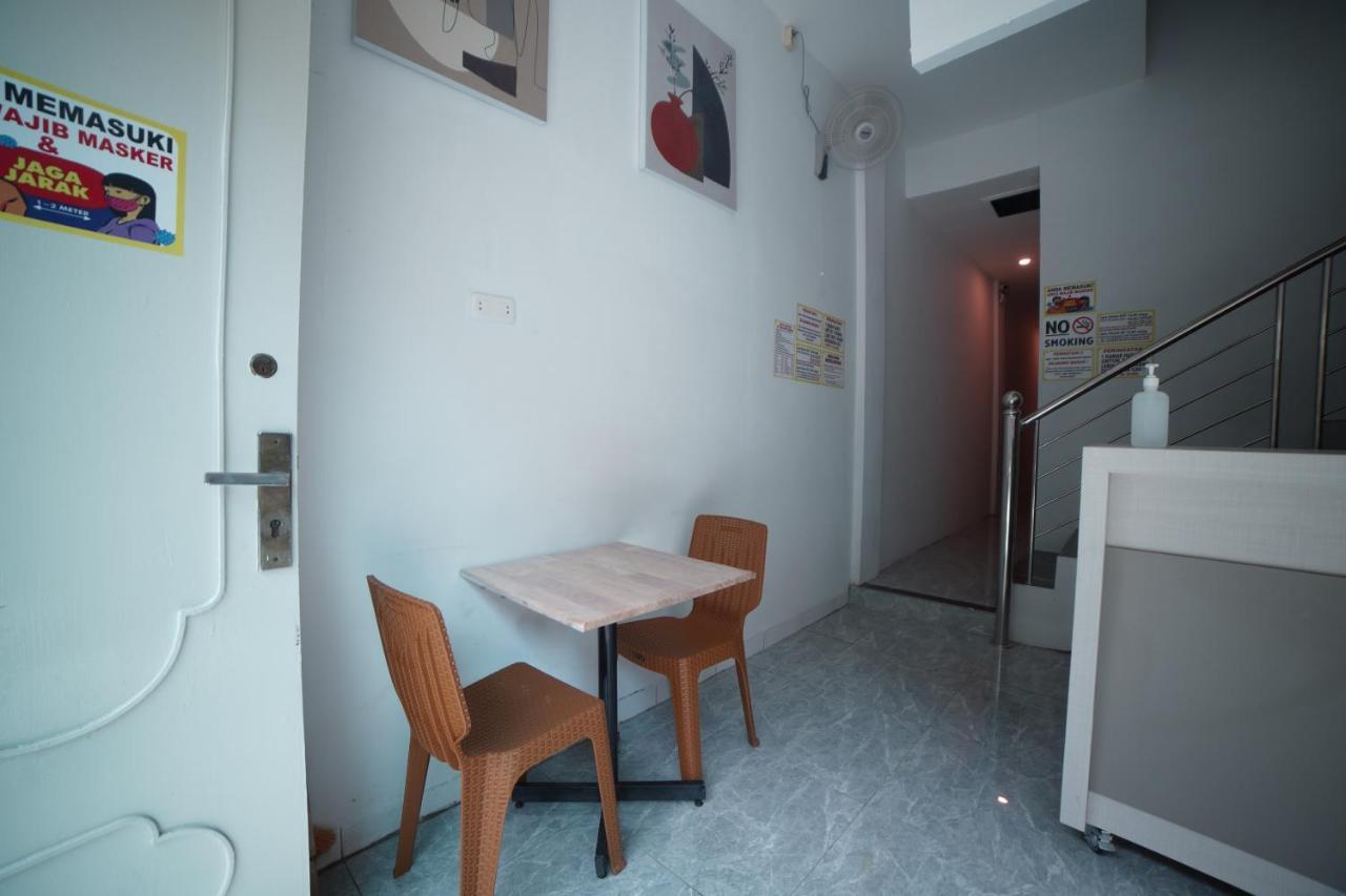 Oyo 90830 Multatuli Guest House Medan Exterior photo