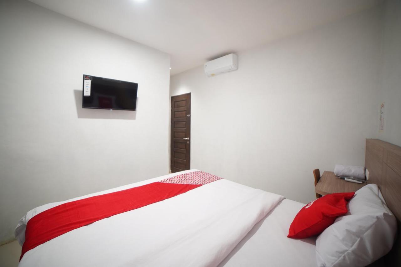 Oyo 90830 Multatuli Guest House Medan Exterior photo