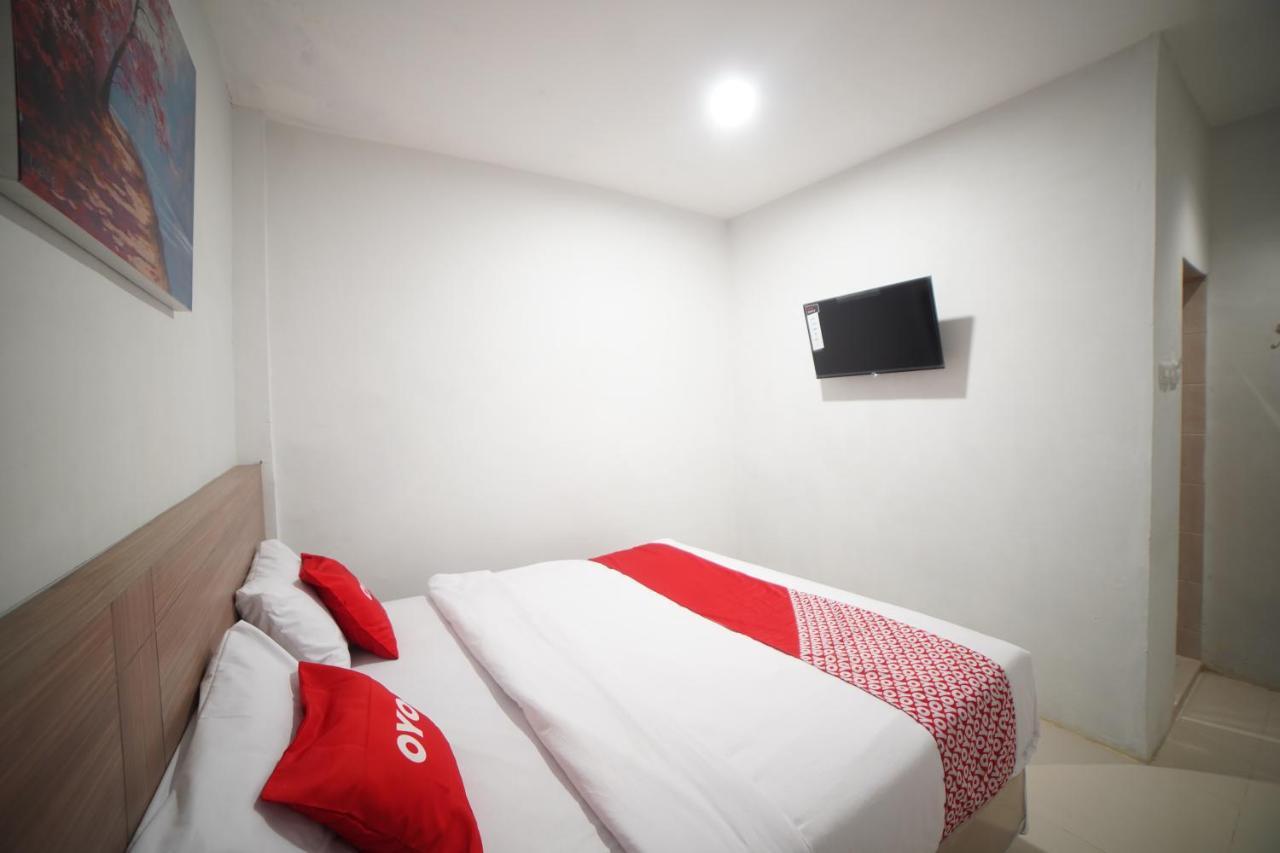 Oyo 90830 Multatuli Guest House Medan Exterior photo