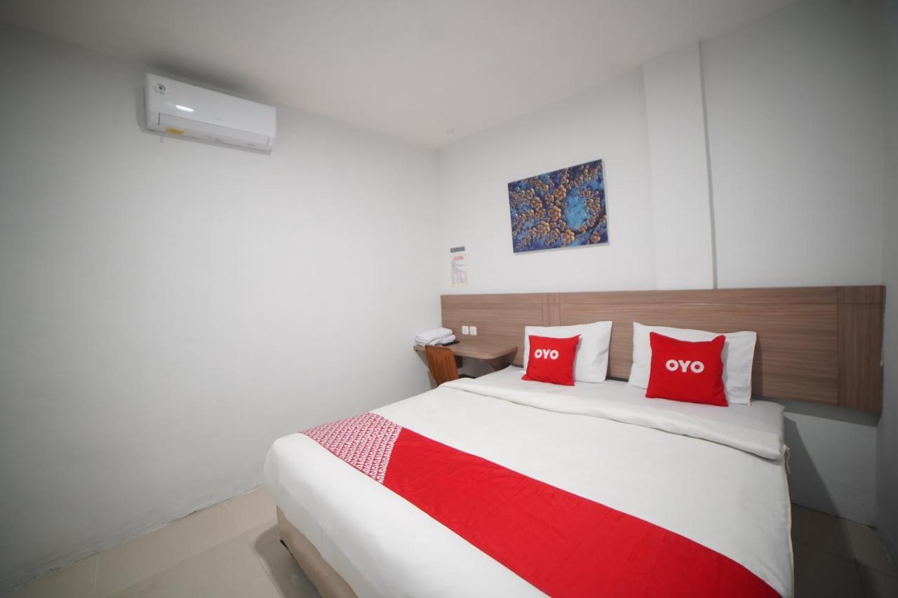 Oyo 90830 Multatuli Guest House Medan Exterior photo
