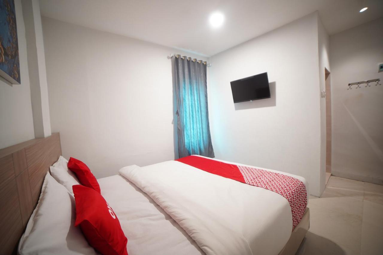 Oyo 90830 Multatuli Guest House Medan Exterior photo